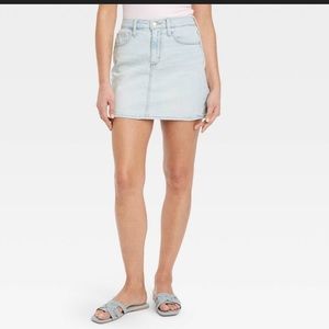 Forever 21 Women’s Denim mini Skirt in light wash-Size Medium-NWOT